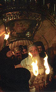 Получив Благодатный огонь, Патриарх раздает его всем верующим